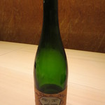 寿司 竹本 - 面白いボトル。店のワインは今や全てビオだとか