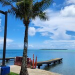 C&J Hamburger & Hotdog Stand - メリッツォの桟橋。奥はココス島