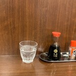 魚さだ - カウンター　お水はセルフ