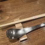 海老丸らーめん - 紙の帯がついているこの箸を出すお店は100%うまい！