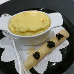 リストランテ サクラ - アミューズ　じゃが芋とパルミジャーノレッジャーノのスフレ　イタリア産最高級キャビアとパルミジャーノレッジャーノ添え