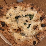 ピッツェリア ソジョルノ - クアトロフォルマッジ2,000円　はちみつ300円