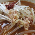 大廣食堂 - もやし、豚こま肉、白髪ねぎ、辛みそがのっています