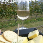Merushan Wain Gyarari - 葡萄畑の横で呑むワインは３割増しの旨さ（笑）