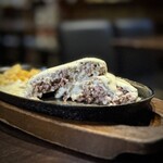 酒喰BAR町 - 自家製手ごねハンバーグ ガーリックマヨネーズ・断面
