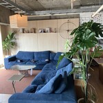 워킹홀리데이 - 店舗奥のソファ席