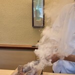 鎌倉 北じま - クロムツを北嶋さんが炭を直に当てて炙っています！
      脂がある魚だけに室内に煙が立ち込めます！