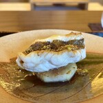 鎌倉 北じま - チダイ炭火焼き
      下には焼いたイチジク