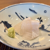 鎌倉 北じま - お造り（魚人：長谷川氏の神経締めした魚）
                      ◇ 目一鯛
