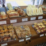 サンモリッツ名花堂 - 陳列棚の様子①。