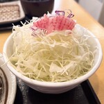 とんかつ中村 - サラダの上に豚さん❤️
      可愛い〜´ ³`)ﾉ ❤️
      キャベツの千切りもちょ〜フワッフワで美味しかった❤️