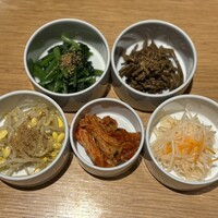 ビーフキッチン 渋谷店 - ①白菜キムチ・ナムル盛り合わせ