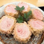とんかつ中村 - この花びらのように盛り付けられたピンクで綺麗なヒレとんかつに惹かれたんです‥( *´艸｀)❤️