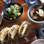 Hula Grill Waikiki - 土地の野菜を使ったサラダ/ポキ揚げタコス/トリュフフレンチフライ