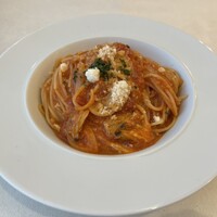 バール・エ・リストランテ・タブリエ - モッツァレラチーズと剥きあさりと玉葱のトマトソース