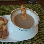 フレンチビストロ ル ドール - マツタケチップスとマッシュルームのヴェルーテ。温かいスープに心、ぬくもりましたよ。