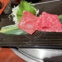 よろにく - 牛刺し2種。サシがきれいではあるが脂っこくない。