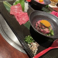 よろにく - ユッケ。甘味があってとろとろ。