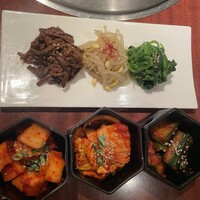 よろにく - ナムルとキムチの前菜。お約束ではありますが美味しい。