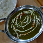 クイーンガーデン - ほうれん草チキンセット990円(税込)辛口、ライス、アイスチャイ
                                サグ系は他のメニューよりマイルドになるので辛口にしたけど、やっぱここのカレーはしっかり辛い！辛いの苦手な方は中辛以上はやめといた方が吉