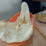 クイーンガーデン - 連れが頼んだナンとチキンカレー普通