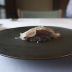 鰤　飛騨赤カブのソース　吉田ジャーノと白トリュフ