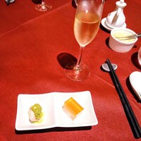 ジョーズ シャンハイ ニューヨーク 銀座店 - 蒸し鶏の冷製青葱生姜ソースと台湾松花のピータンクリーミー2層ゼリー