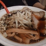 ホワイト餃子 はながさ - 連れの醤油チャーシュー麺