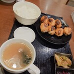 ホワイト餃子 はながさ - 餃子8個定食、焼餃子1個遅れてます