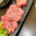 炭火焼肉　頂 - タン盛り