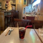 喫茶Coda - 店内はカウンターとテーブル席２つ　優しいマスターともいろいろお話できました　食事中の方がいなければ喫煙可　17:00までの間借り営業