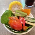 喫茶Coda - セットのサラダ　野菜だけでなくチキンや梨など10種以上入ってます　色合いも鮮やか