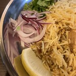 ジョニーのビリヤニ 神田店 - パクチー、紫タマネギ、レモン