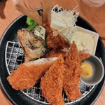 旬薫　三うら 小田急相模原店 - あじフライ(開きのフライが来るのかとかと思ってたから驚き！身はふっくら、頭と骨もカリカリに揚がっていて骨まで美味しくいただきました。タルタルがたっぷりなのもポイント高し)