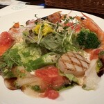 ルヴェール - ◉ いろいろな海の幸のサラダ
                                　トマトとバジルのソースで…