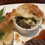ルヴェール - お肉に添えられた『きのこのココットパイ包み焼き』