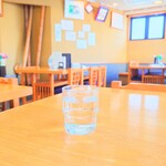 やぶ善 - 着席後すぐに提供してくれる、冷たいお水。夏場はピッチャーも置いてくれます。