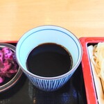 やぶ善 - ほんのりと甘さが漂う、老舗の"蕎麦汁(つゆ)"。