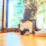 やぶ善 - 玄関入ってすぐ左の窓側席。