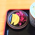 やぶ善 - 冷たくて瑞々しい箸休めの"お漬物"は、嬉しい二種盛り。