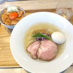 宍道湖しじみ中華蕎麦 琥珀 東京本店 - 味玉中華そば〈塩〉と吊るし焼きバラ丼