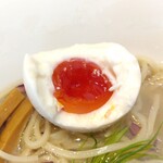 宍道湖しじみ中華蕎麦 琥珀 - 味玉は薄い味付けで玉子そのものの旨さ