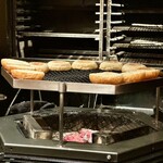 atami - ゆっくりと薪で焼かれるバンズ