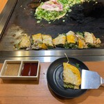 味乃家 - ネギ焼きカットして頂き２つのたれで食べます