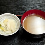 膳所 - 食彩 税所 ＠茅場町 ランチに付く漬物と豆腐・若芽の味噌汁