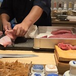 すしやのたい悟 - 鮪の柵どり中の大将