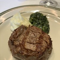 ベンジャミンステーキハウス 東京ガーデンテラス紀尾井町 - 熟成フィレミニョン120g 付け合わせはマッシュポテトとクリームスピナッチ