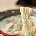 地鶏らーめん 翔鶴 - 冷たく〆られた細麺