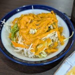 カレー名人 - 謎のドレッシングのサラダ