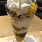 nana's ​green ​tea  - トップはココナッツアイス、ホイップクリーム、白玉、マンゴー